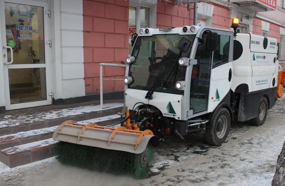Снегоуборочная техника на улицах Барнаула 4 декабря