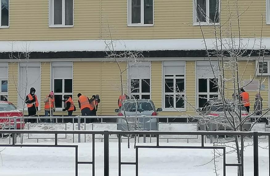  В Барнауле к уборке тротуаров от снега и наледи привлекли осужденных