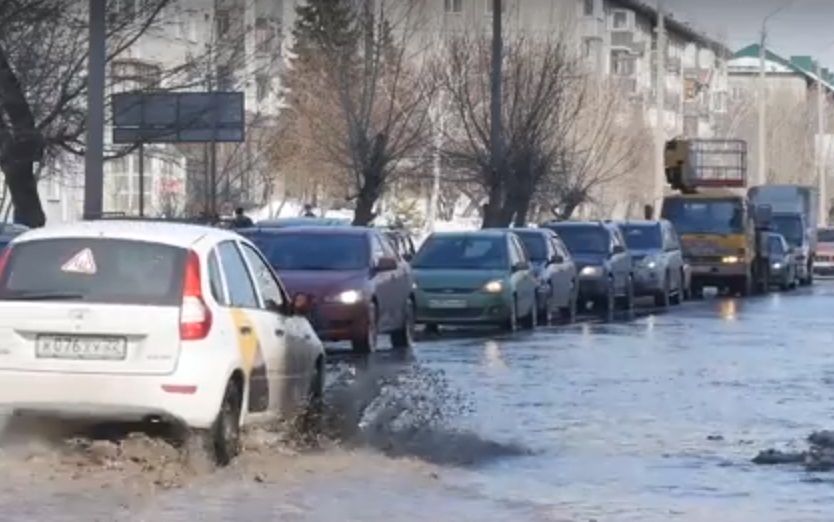 «Росводоканал Барнаул» призывает горожан не открывать канализационные люки для сброса талой воды