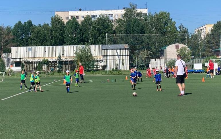 В Индустриальном районе начался цикл спортивных мастер-классов ко Дню России в рамках проекта «Летний дворовый инструктор»