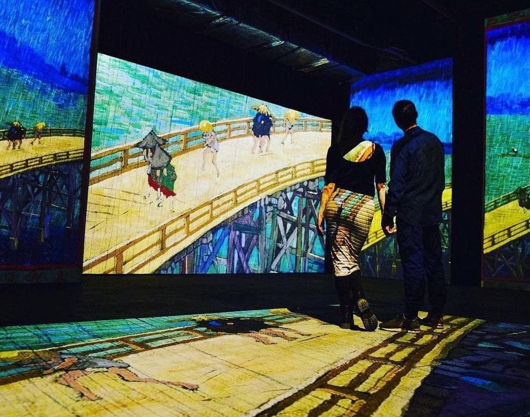 В Барнауле впервые открылась мультимедийная выставка с движущимися полотнами Ван Гога