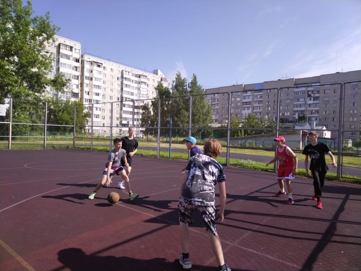 На стадионе гимназии №22 прошла спартакиада дворовых команд среди детей и подростков Центрального района
