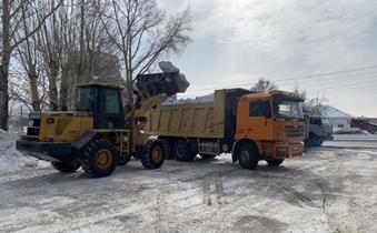 Администрацией Ленинского района продолжаются работы по очистке и вывозу снега 
