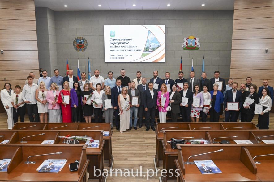 Барнаульских предпринимателей наградили в преддверии профессионального праздника