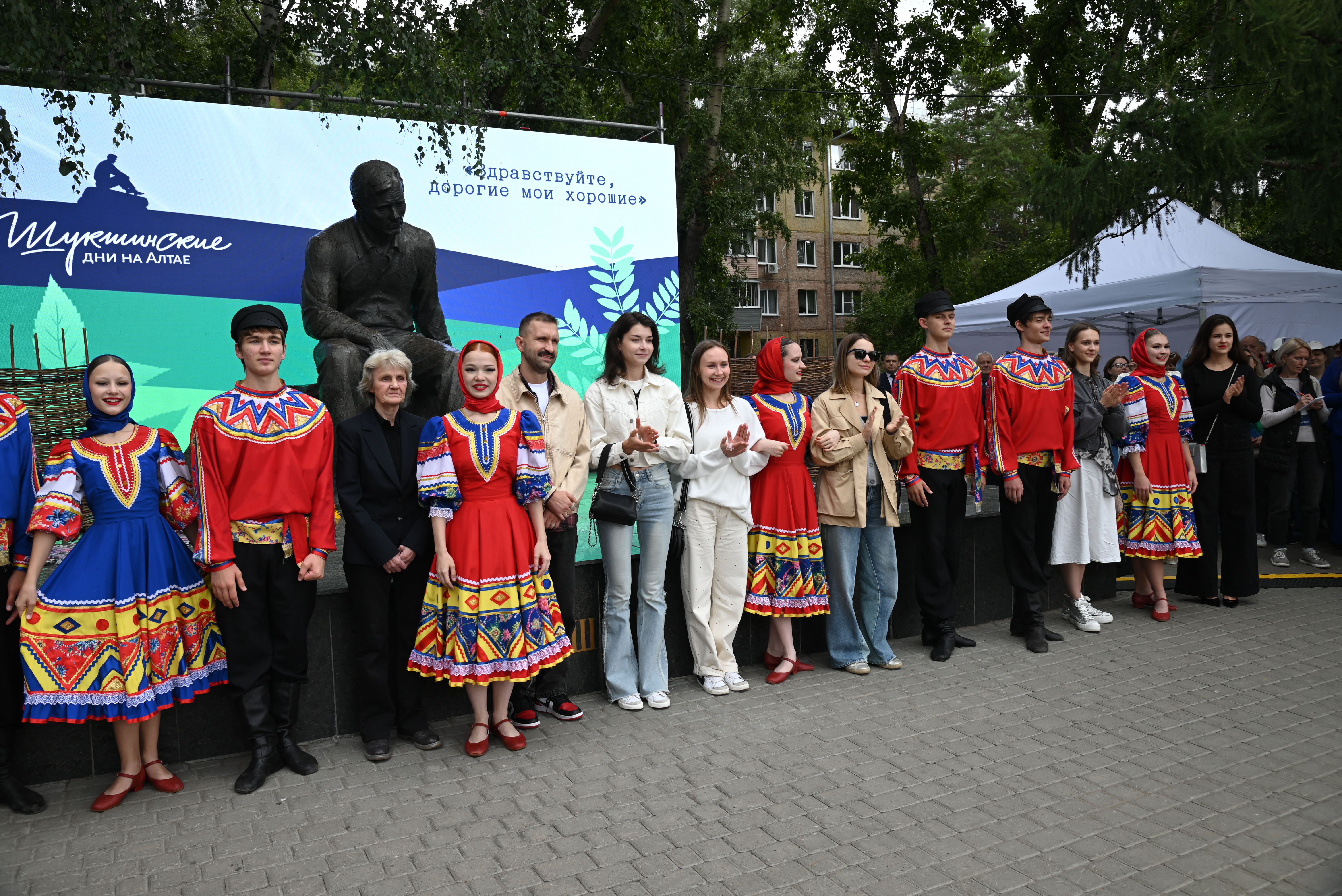 Почетные гости Шукшинского фестиваля собрались у памятника Василию Макаровичу в Барнауле