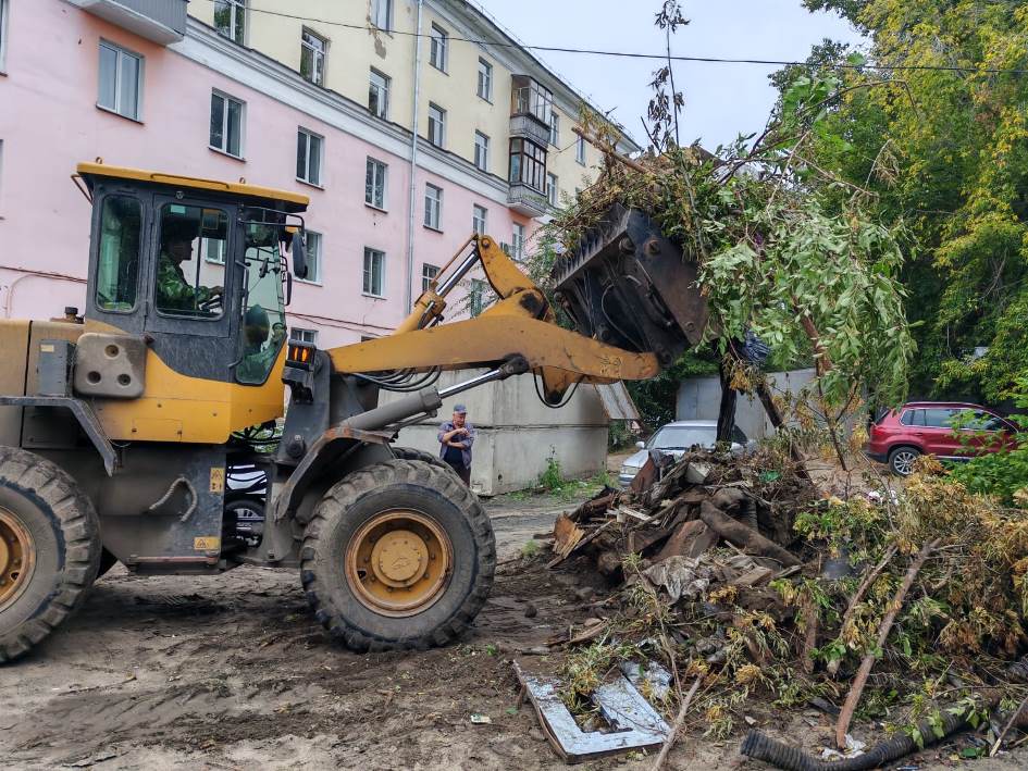 На территории Октябрьского района продолжают ликвидировать несанкционированное скопление мусора