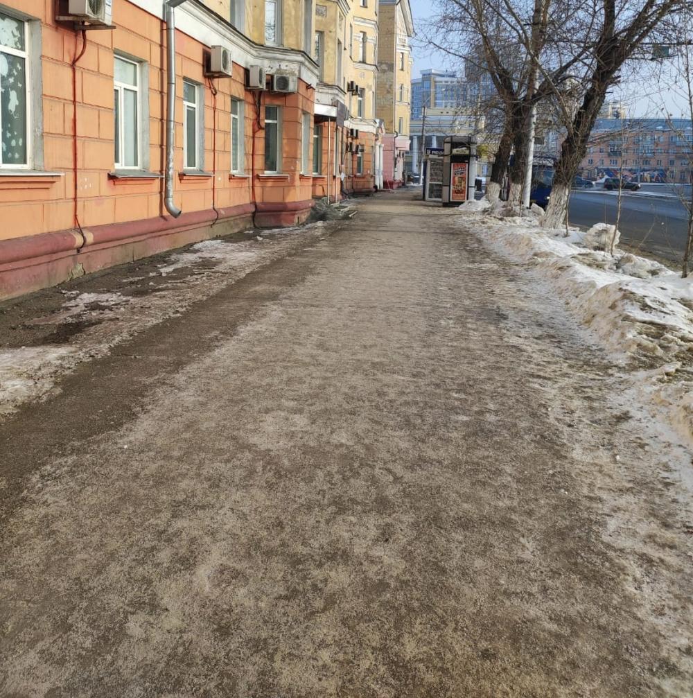 В Железнодорожном районе Барнаула очищают от наледи тротуары и пешеходные зоны