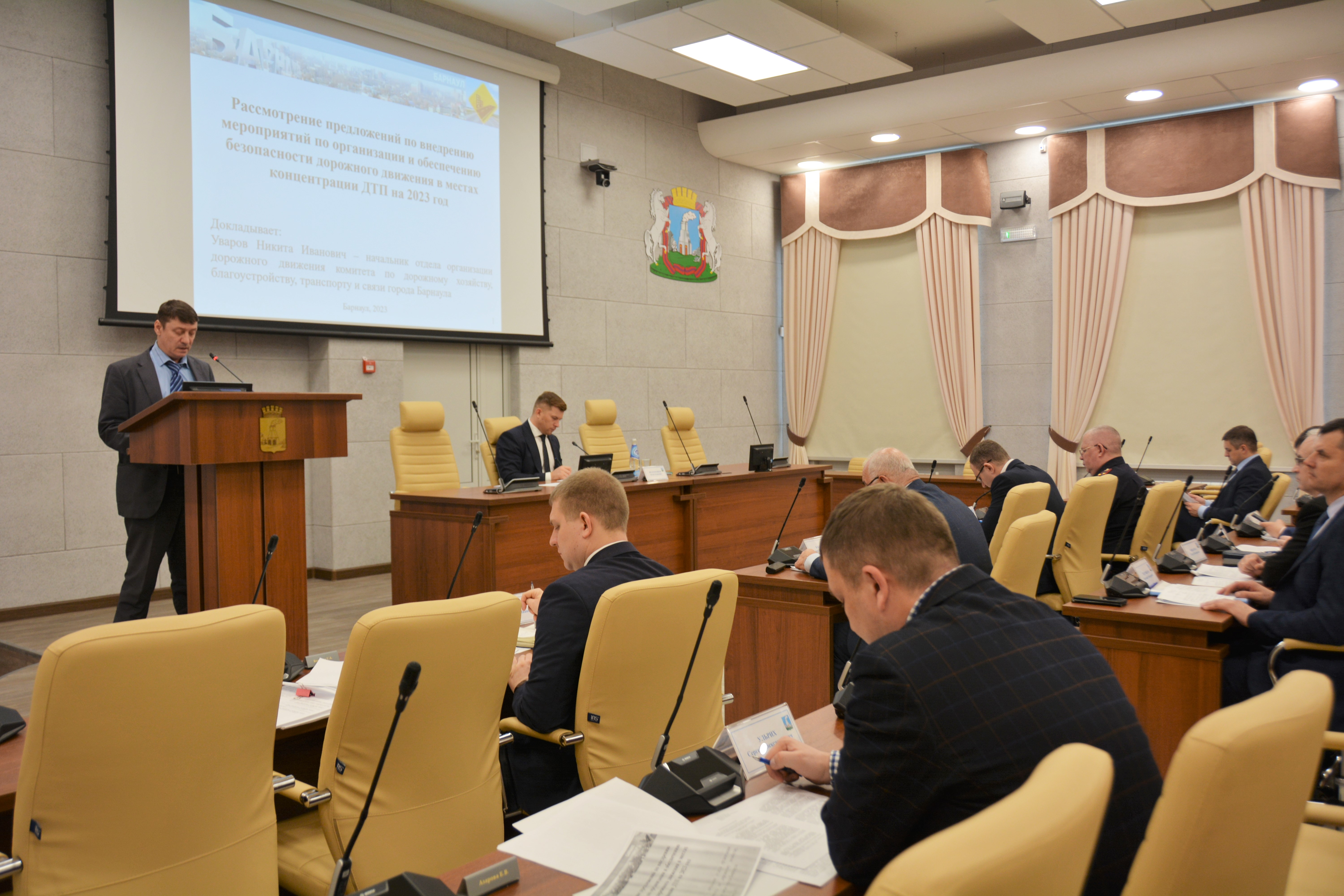 Меры по обеспечению безопасности дорожного движения и снижению аварийности обсудили в Барнауле 