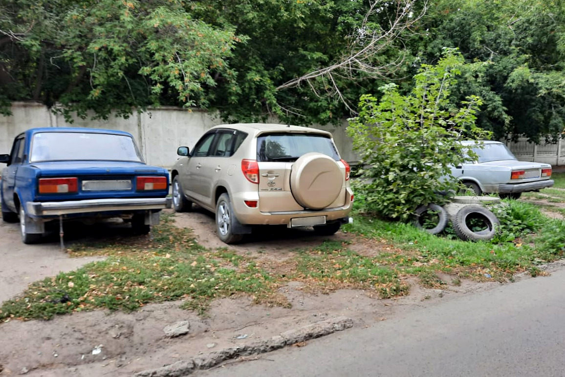В Октябрьском районе прошла акция по пресечению парковки транспортных средств на газонах, детских и спортивных площадках