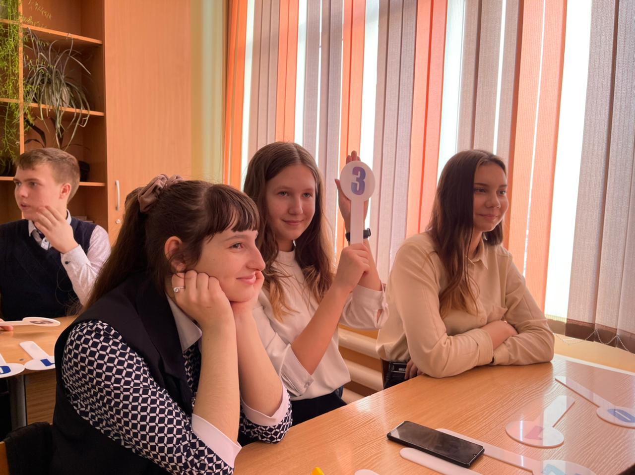 4 февраля избирательная комиссия города Барнаула провела интеллектуальную игру по избирательному праву «Звездный час» в МБОУ «Лицей №121» среди учеников 7-х классов