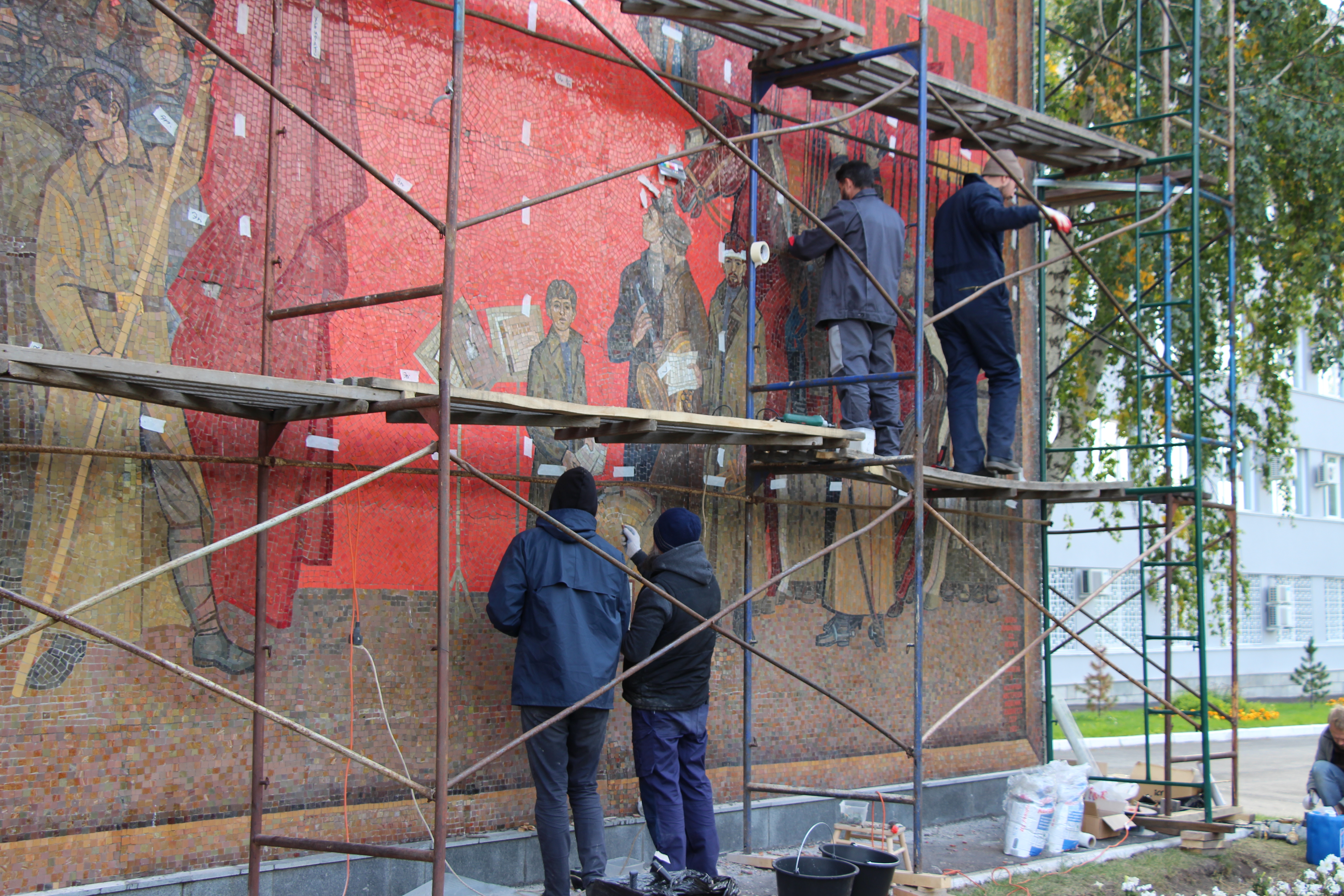 Специалисты Российской академии художеств восстанавливают мозаичное полотно в Барнауле