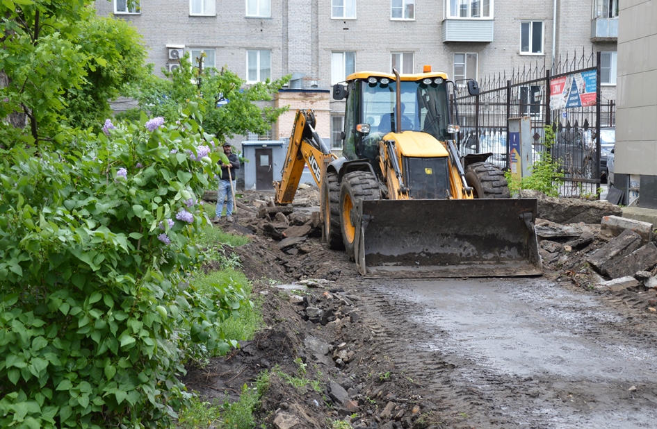 В Октябрьском районе Барнаула начали благоустраивать первый двор в рамках нацпроекта «Жилье и городская среда» 