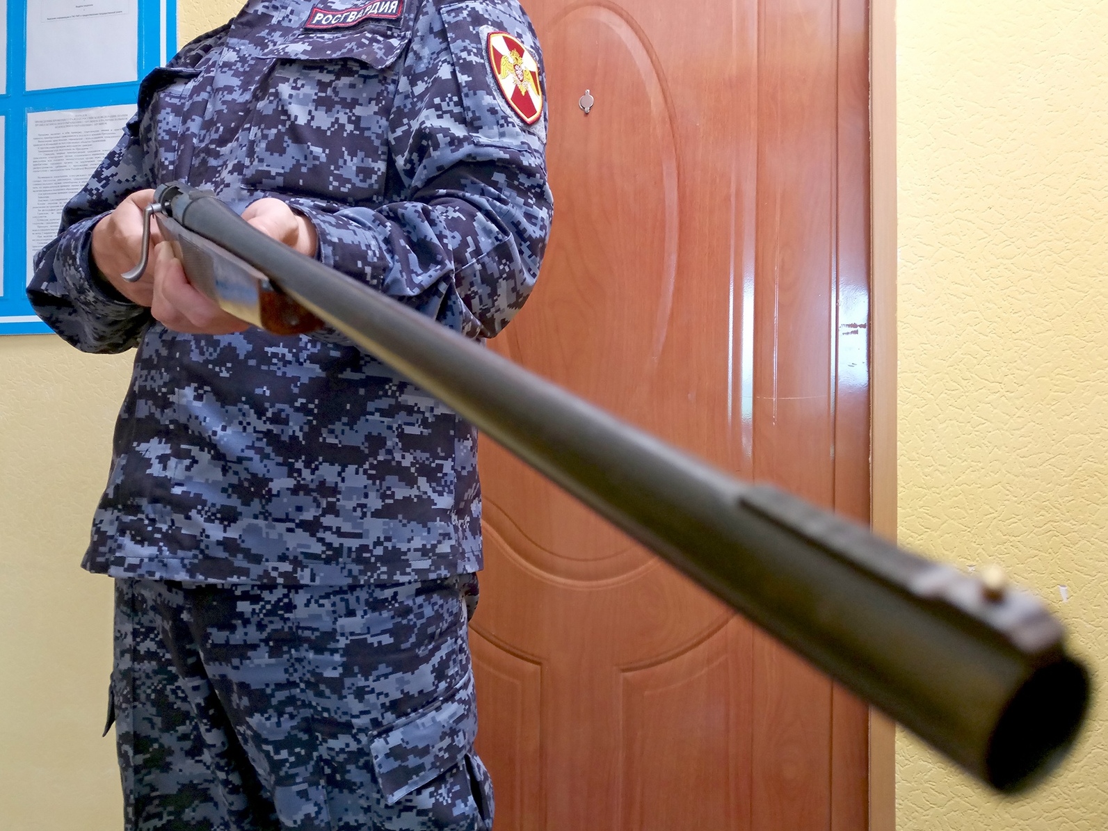 Росгвардейцы напоминают жителям Барнаула о возможности добровольной сдачи незаконно хранящегося оружия и боеприпасов