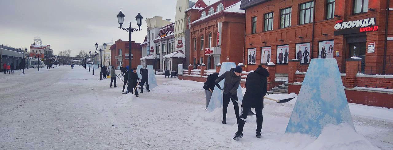 В Центральном районе студенты принимают участие в уборке снега 