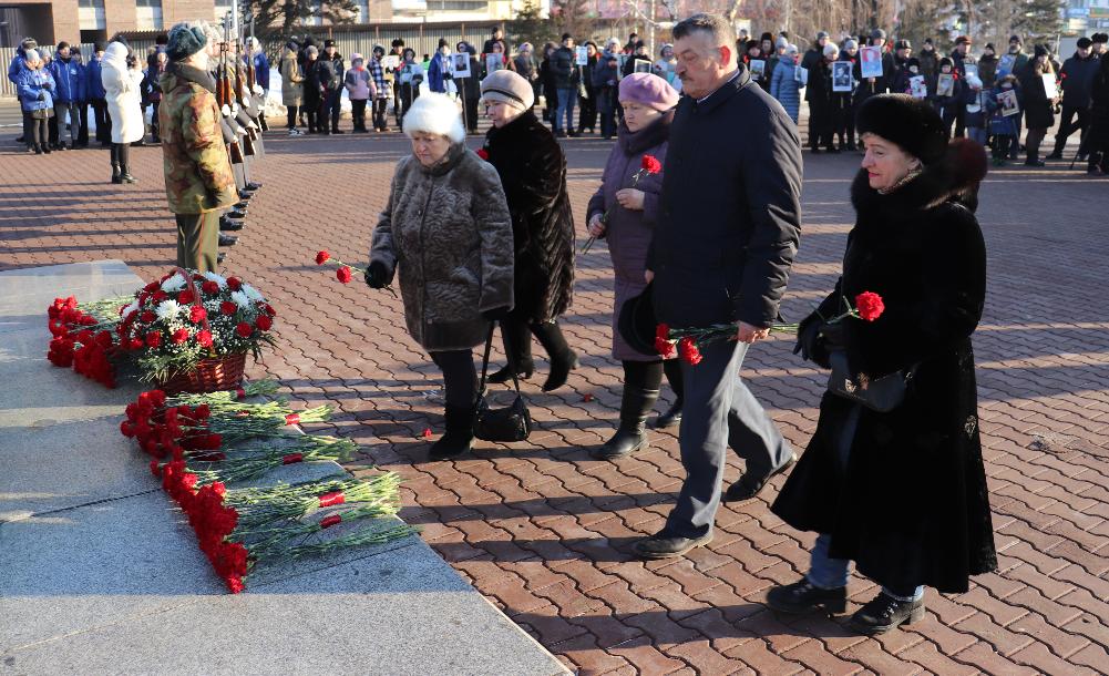 Глава администрации Железнодорожного района возложил цветы к Мемориалу Славы и к памятному знаку в честь защитников Сталинграда