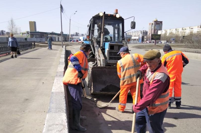 В Барнауле продолжается санитарная очистка городских дорог