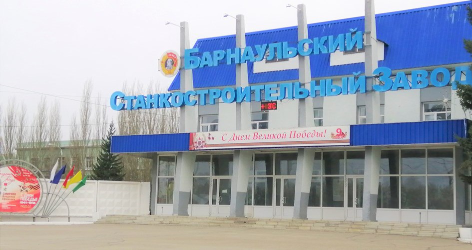 Элементы праздничного оформления украшают здания промышленных и торговых предприятий Октябрьского района