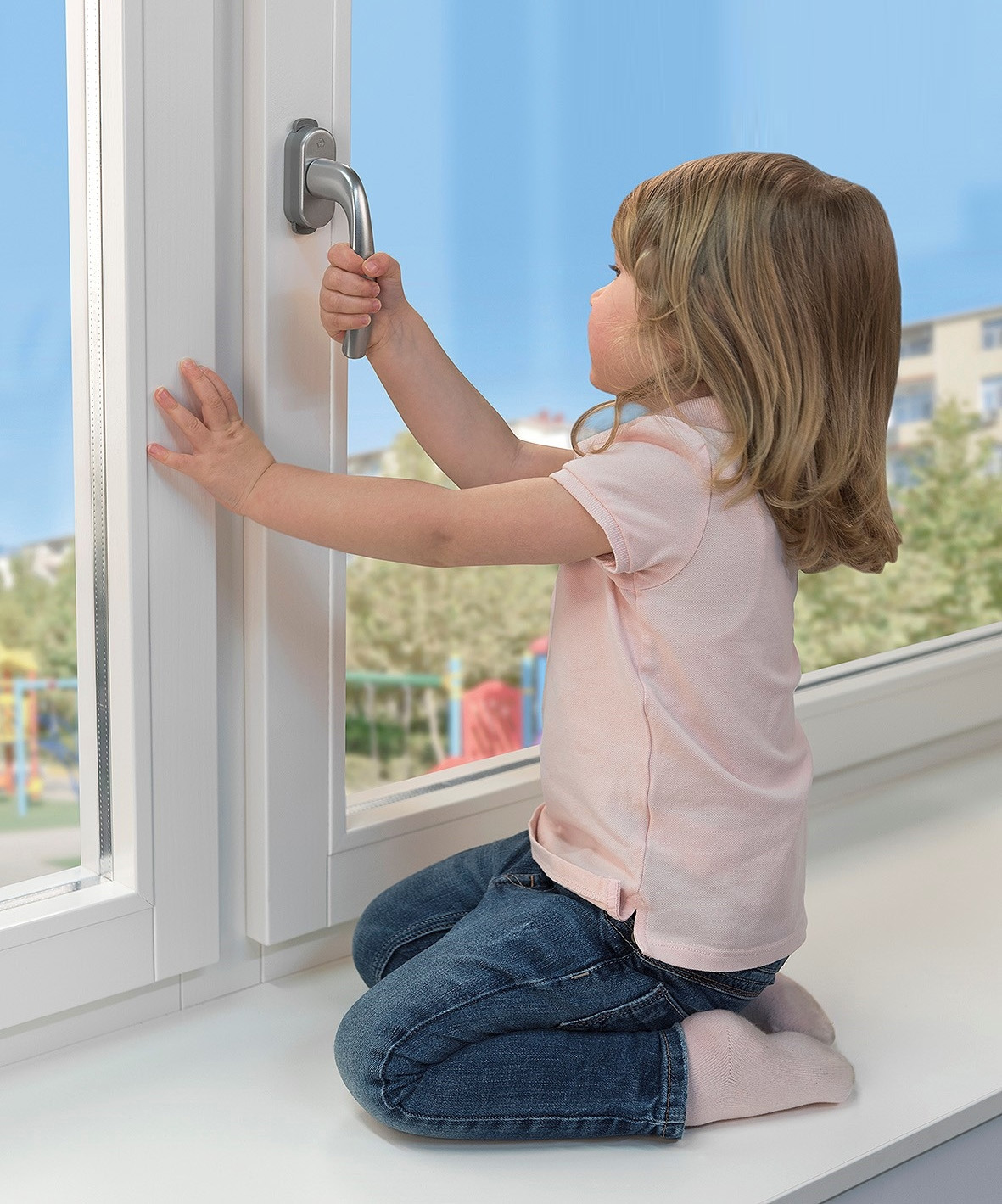 Открытые окна несут опасность для детей