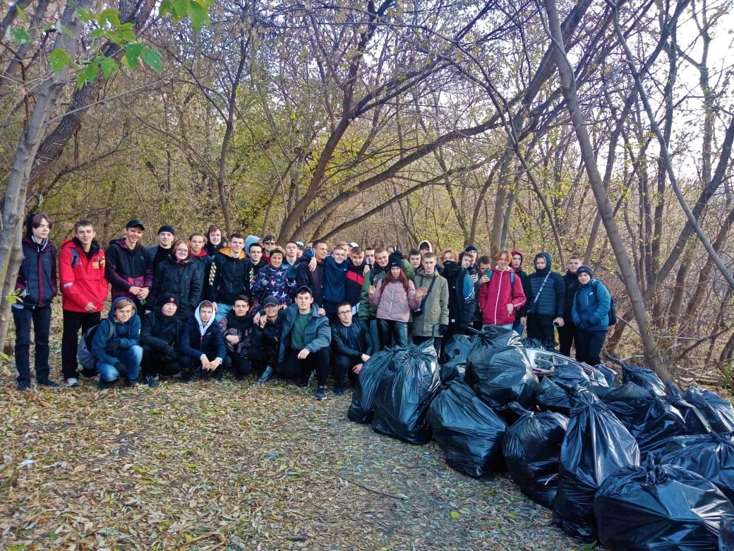 Барнаульские студенты собрали сто мешков мусора в зеленой зоне по улице Чудненко