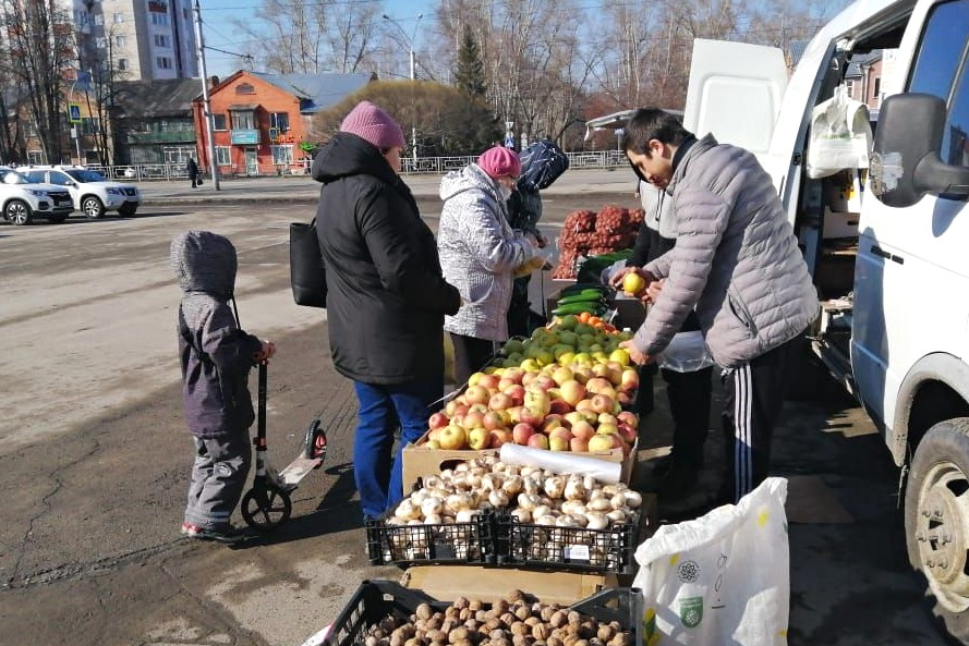 Продовольственная ярмарка барнаул. Продовольственная ярмарка. Ярмарка продовольственная Барнаул. Благотворительная продовольственная ярмарка. Продовольственная ярмарка картинки.