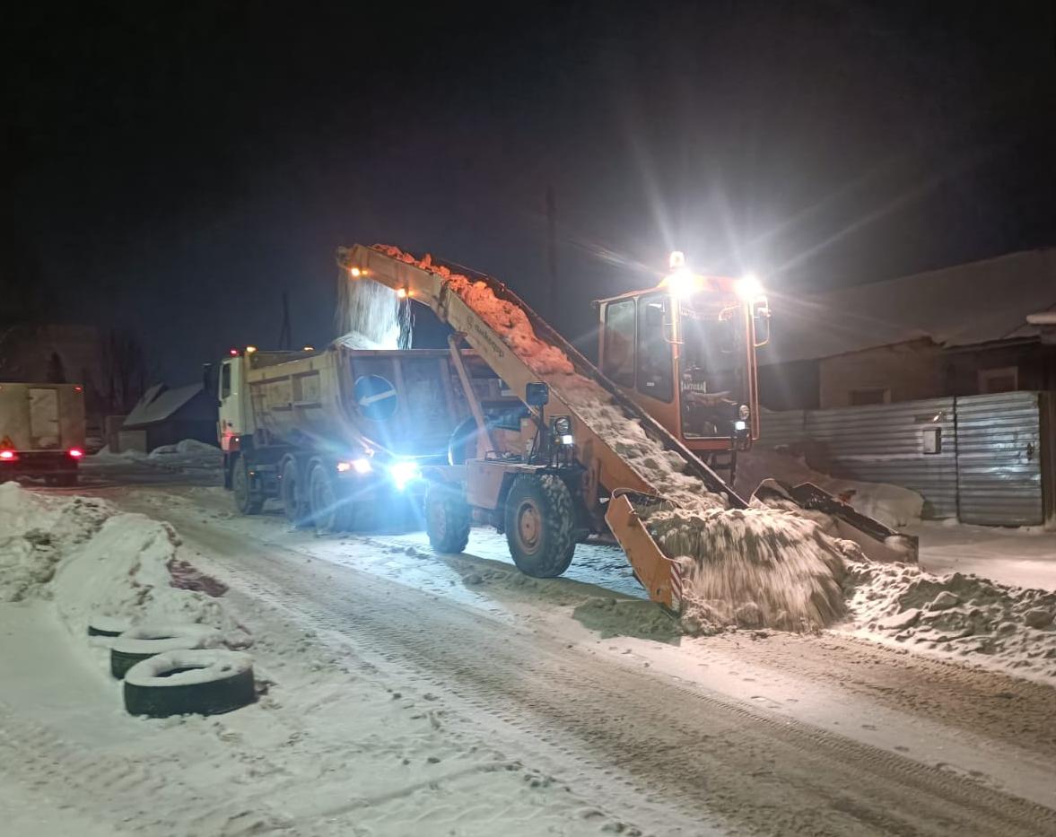 Дорожная служба проводит очистку дорог и тротуаров от снега