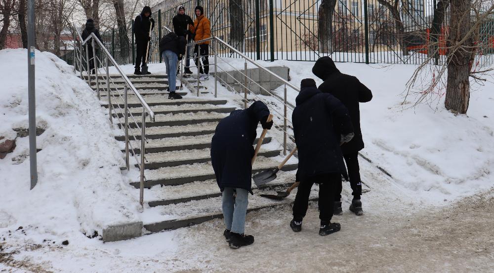 В Железнодорожном районе Барнаула продолжается очистка пешеходных участков от снега и наледи