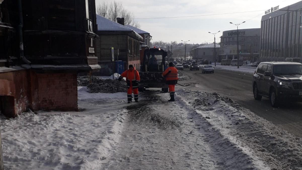 В Барнауле продолжается очистка и обработка тротуаров 