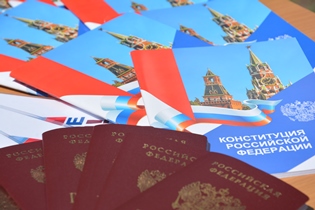 Семь жителей Ленинского района в преддверии Дня России получили свои первые паспорта