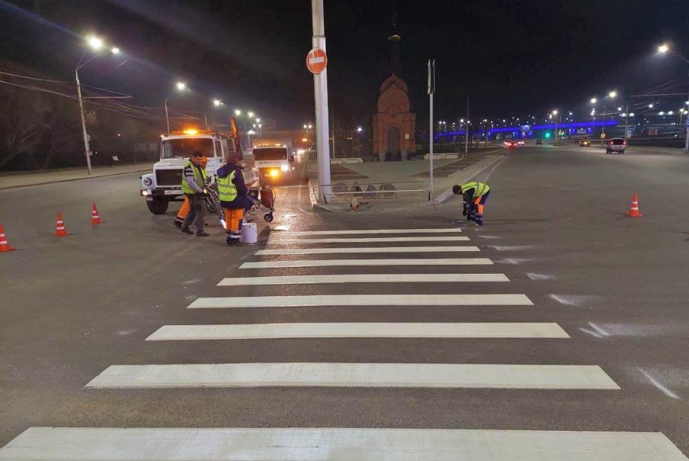На улицах Барнаула возобновили работы по нанесению дорожной разметки
