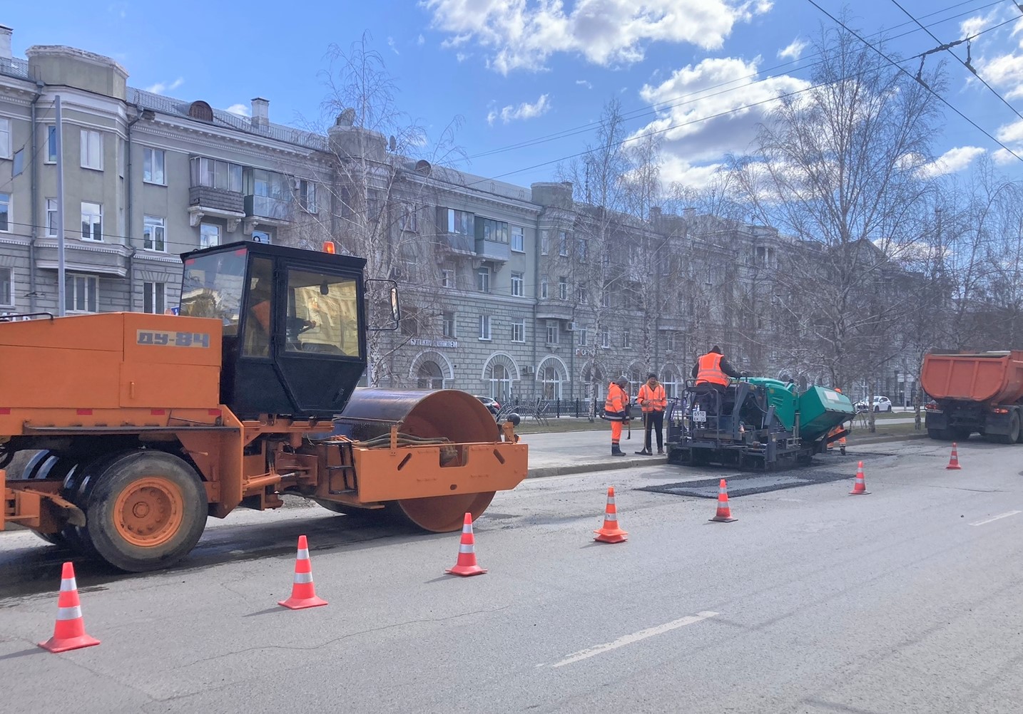 Сезон ремонта дорог и тротуаров горячим асфальтом открыт в Барнауле