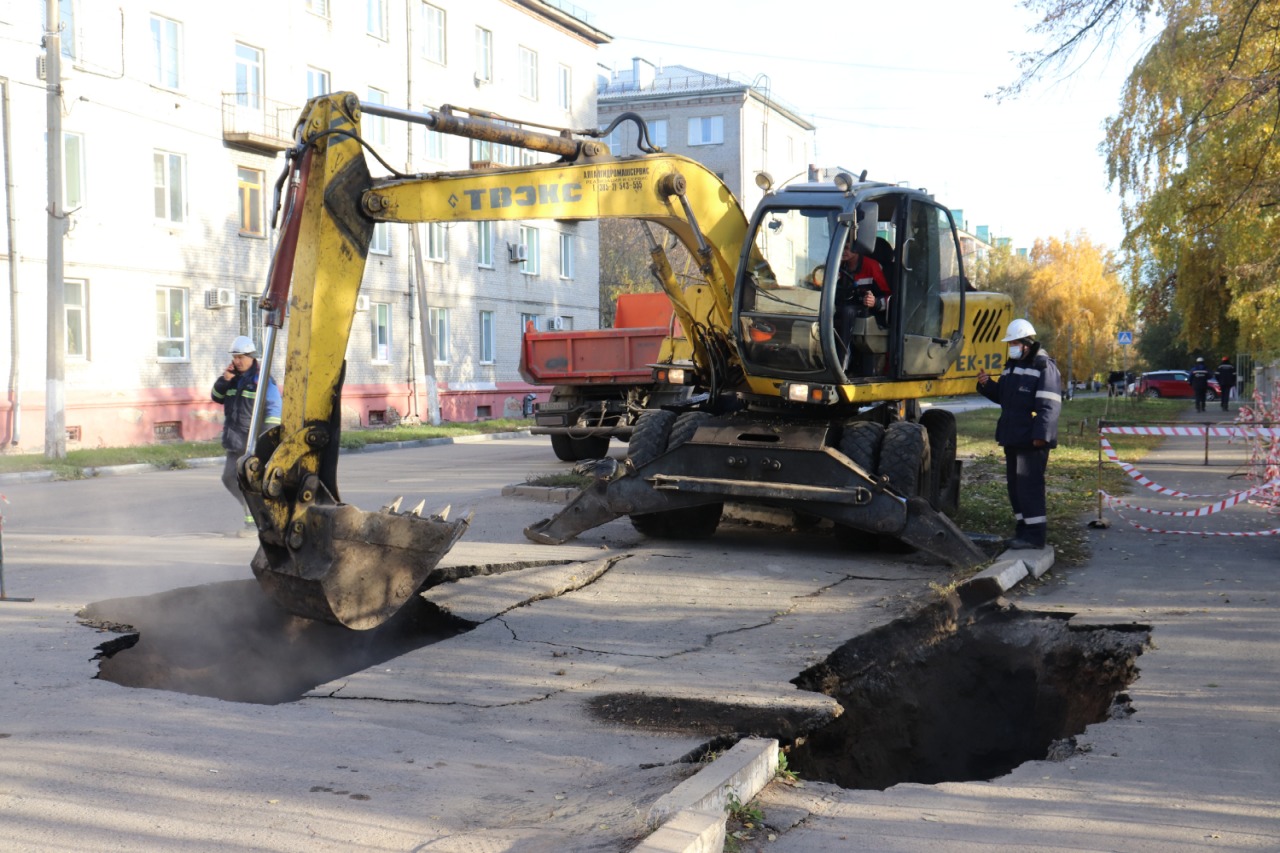 В Барнауле устраняют повреждение магистрального трубопровода на улице Деповской