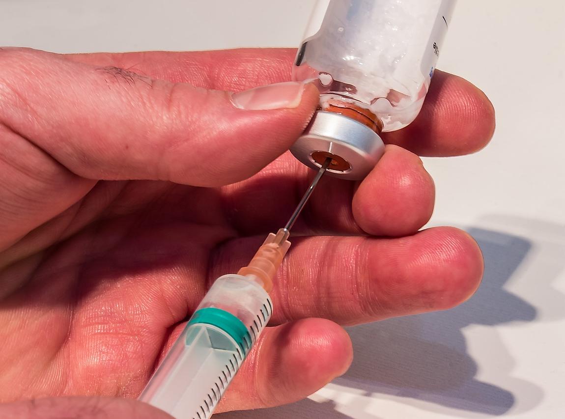 В двух поликлиниках Барнаула можно поставить прививки от коронавирусной инфекции