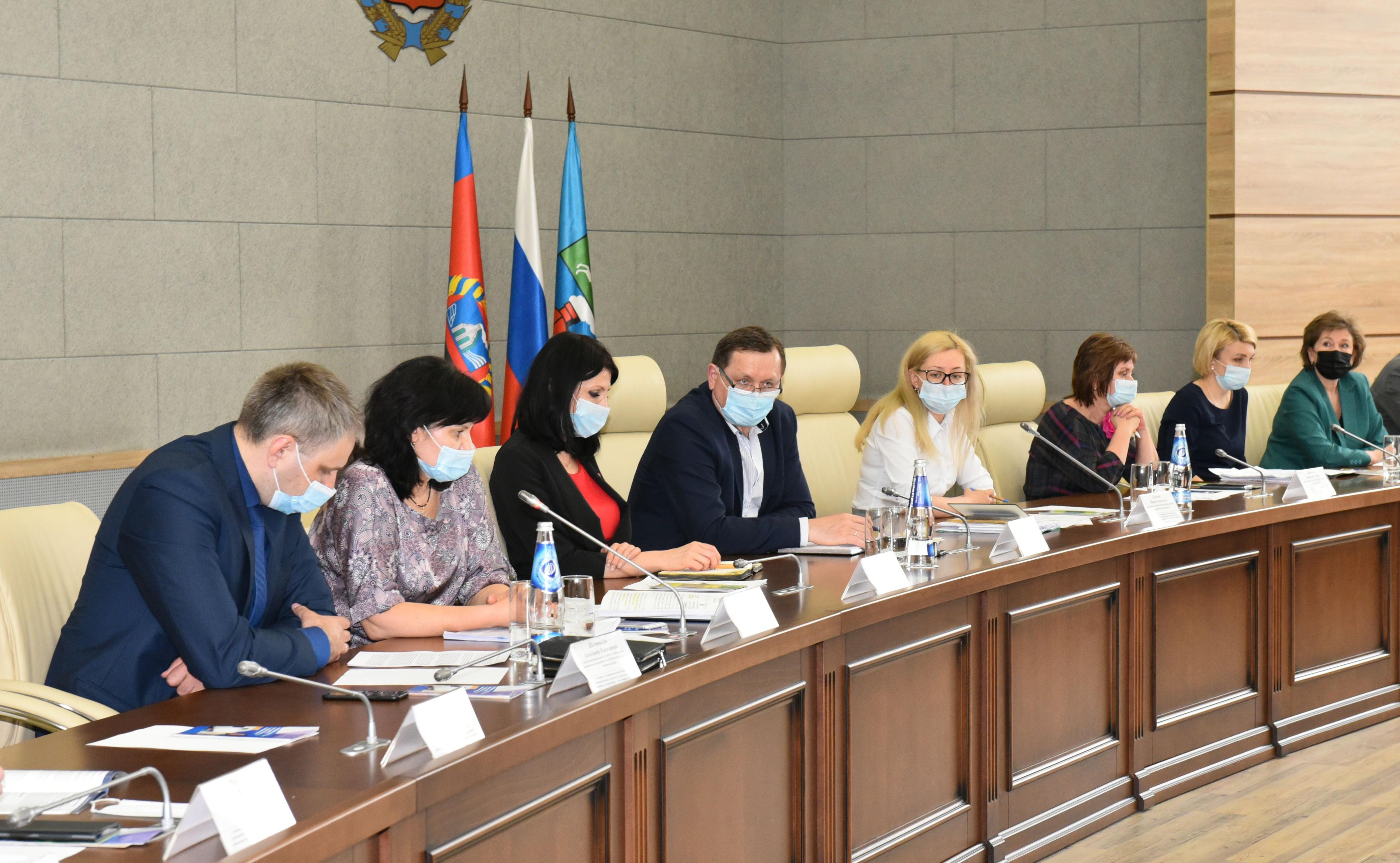 На заседании в администрации Барнаула обсудили проведение обязательных медосмотров