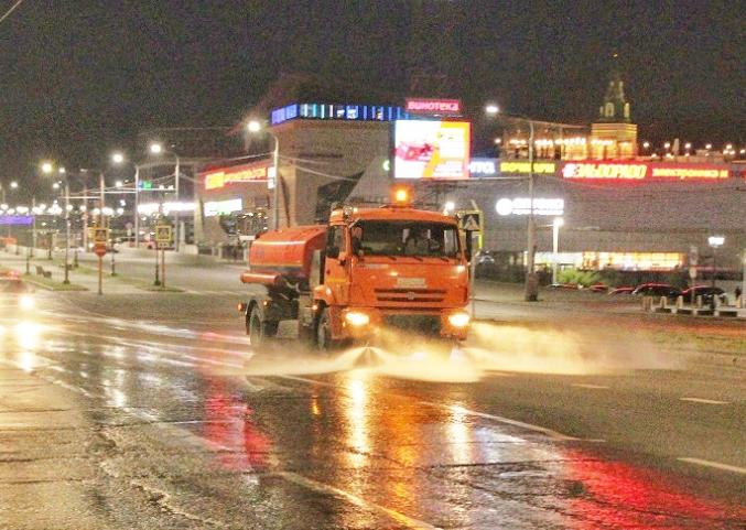 В Барнауле новые коммунально-дорожные машины вышли ночью на очистку городских улиц