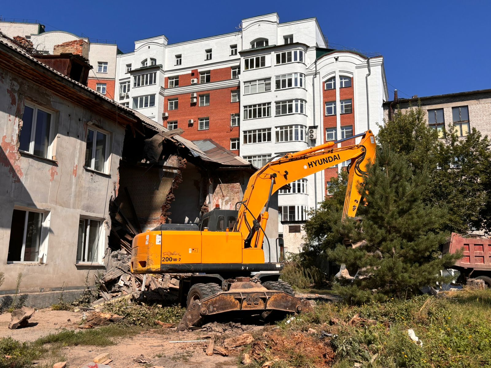 В Барнауле сносят аварийный дом по улице Партизанской, 70б  