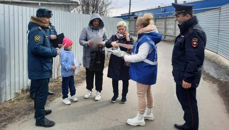 В барнаульском поселке Ильича жителям напомнили о правилах пожарной безопасности