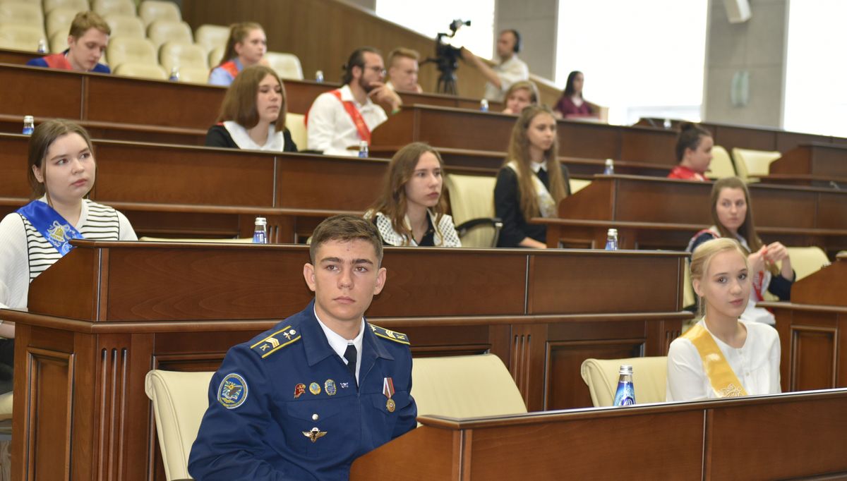Глава Барнаула показал выпускникам городских школ свой кабинет и провел экскурсию по администрации