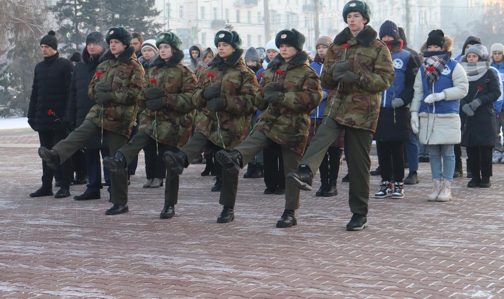 В День неизвестного солдата в Барнауле возложили цветы к Мемориалу Славы