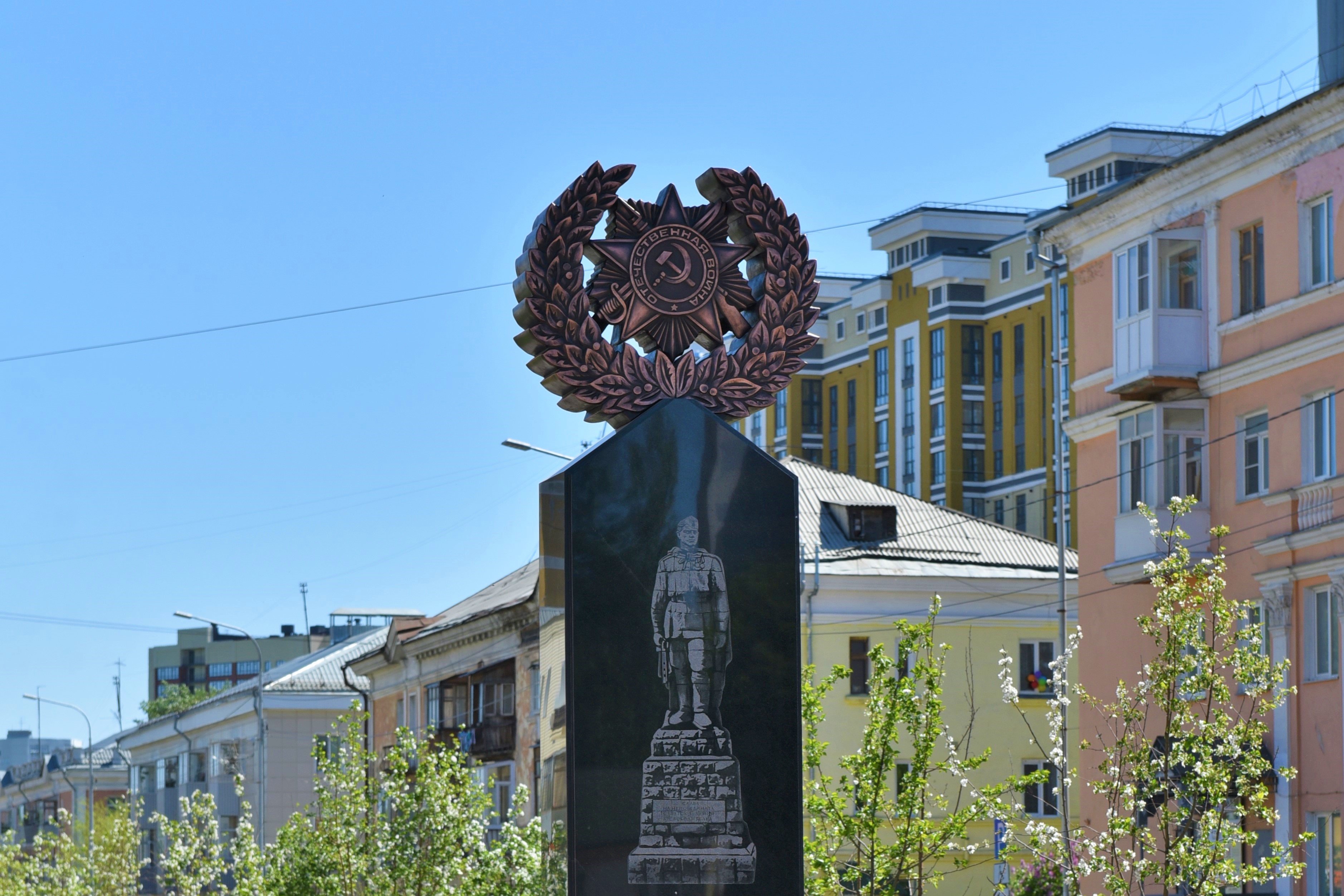 Среда Барнаула: аллея и памятник Алексею Скурлатову