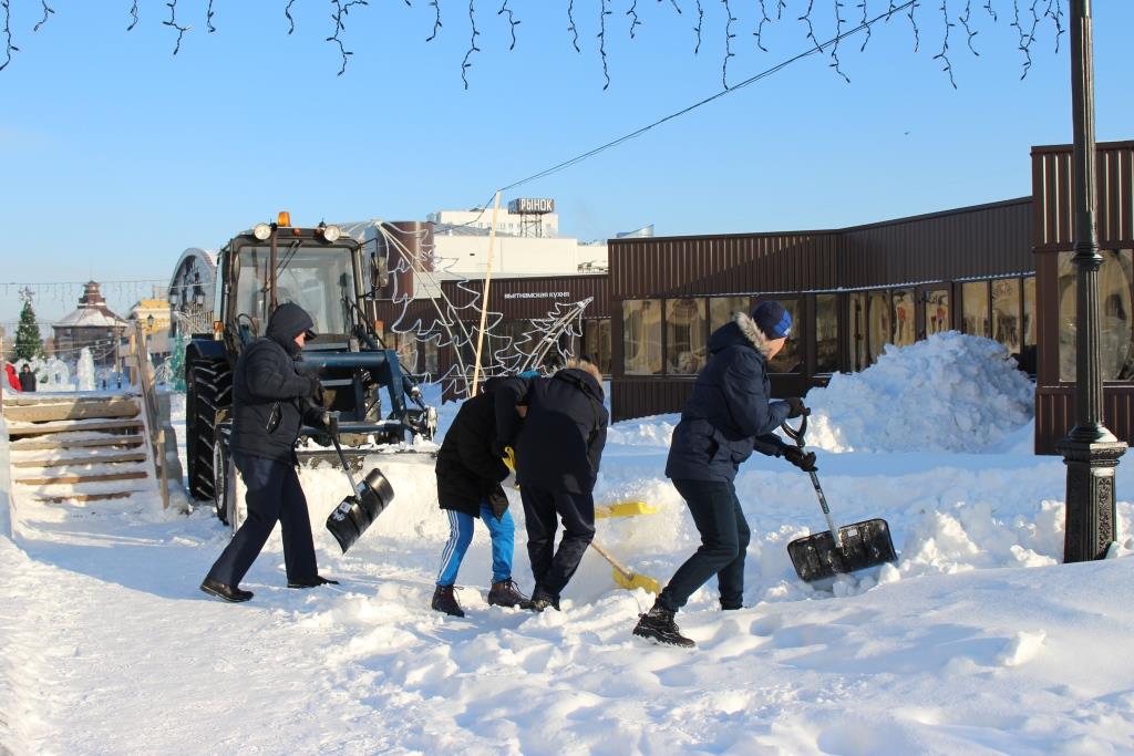 Волонтеры убрали снег в новогоднем городке на улице Мало-Тобольской