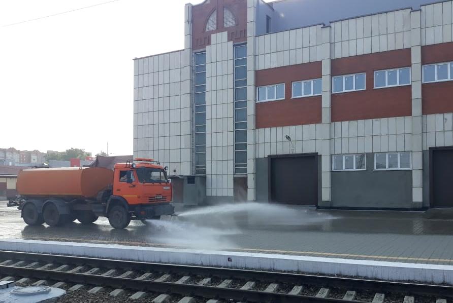 Дезинфекцию перрона провели на железнодорожном вокзале Барнаула
