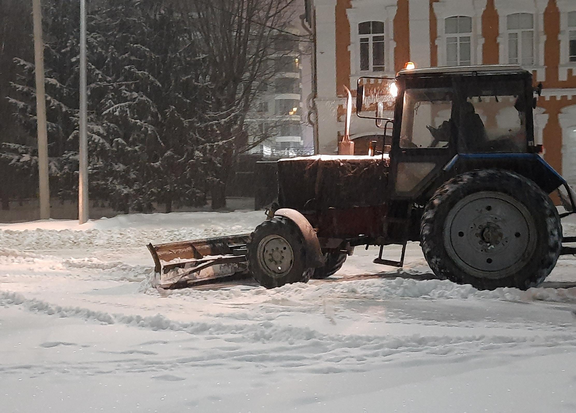 В ночь на 15 декабря на дорогах будут работать до 102 единиц снегоуборочной техники