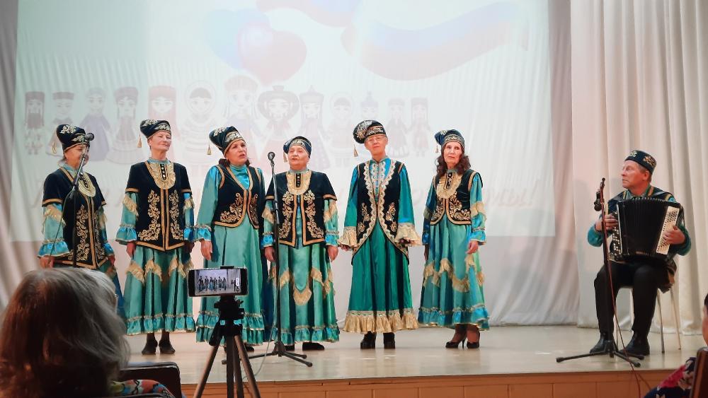 «Когда мы едины - мы непобедимы»: праздничный концерт, посвященный Дню народного единства, прошел в Железнодорожном районе Барнаула 