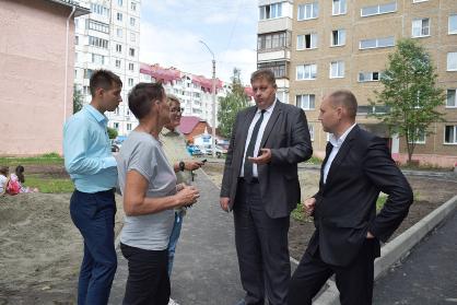 Жители дома №263 по Павловскому тракту обсудили ремонт двора, который ведется по нацпроекту