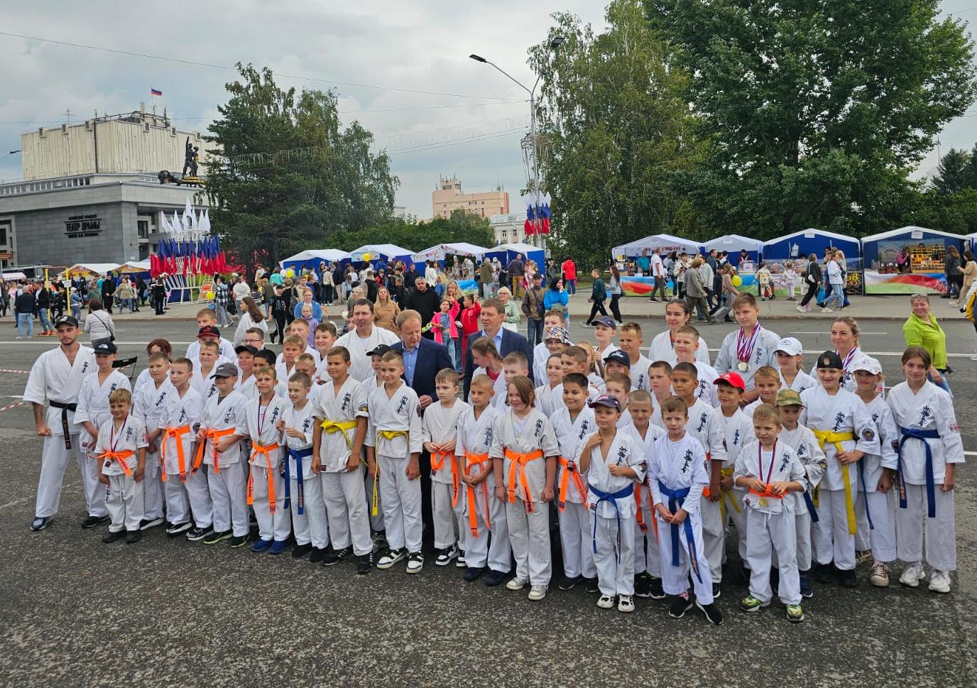 В День города на пл. Сахарова проходит большая спортивная программа