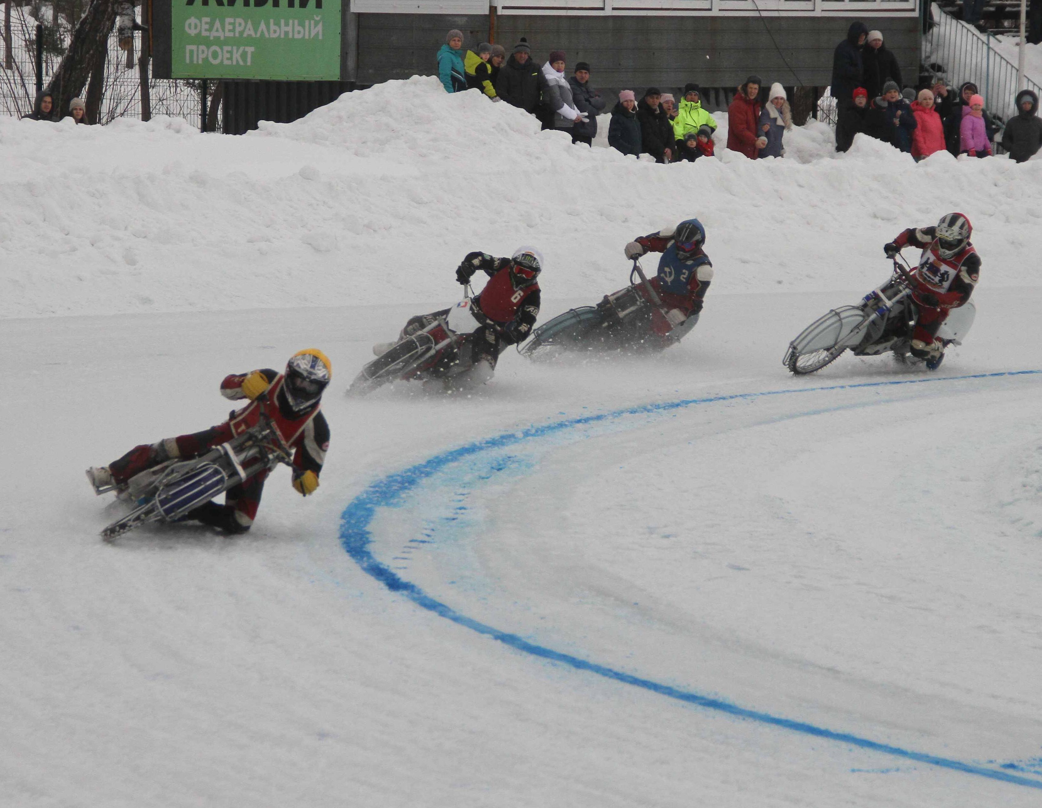 В Барнауле прошли Всероссийские соревнования по мотогонкам на льду