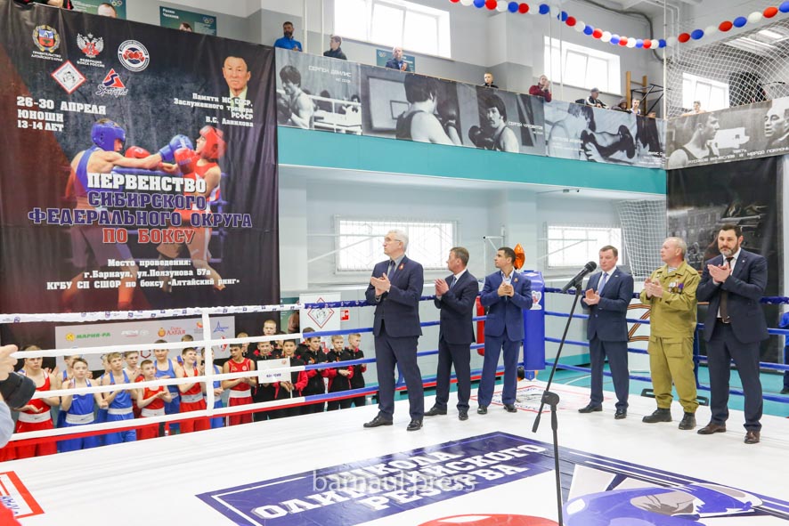 В Барнауле проходит первенство Сибири по боксу