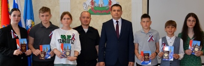 Шесть юных жителей Ленинского района в торжественной обстановке получили главный документ гражданина России