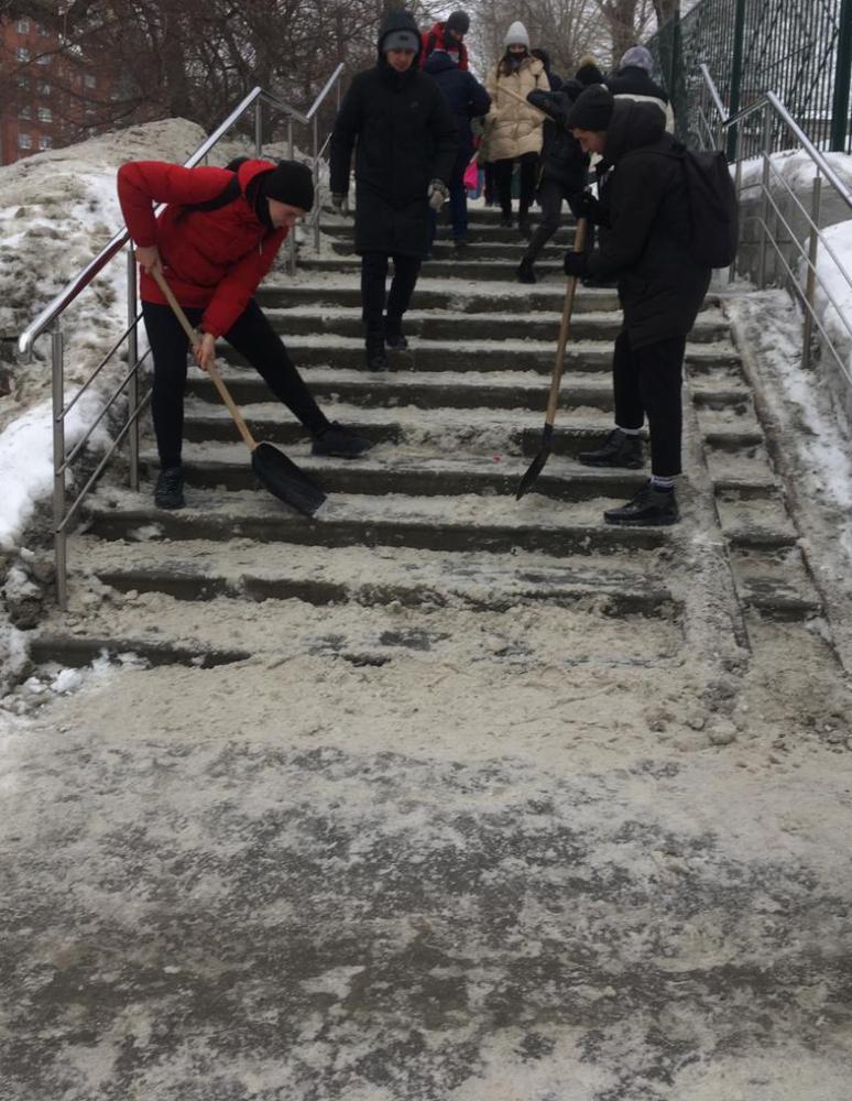 В районе продолжают очищать от снега и наледи пешеходные дорожки, тротуары и межквартальные проезды