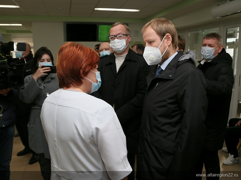 Губернатор Виктор Томенко посетил проблемные поликлиники Барнаула